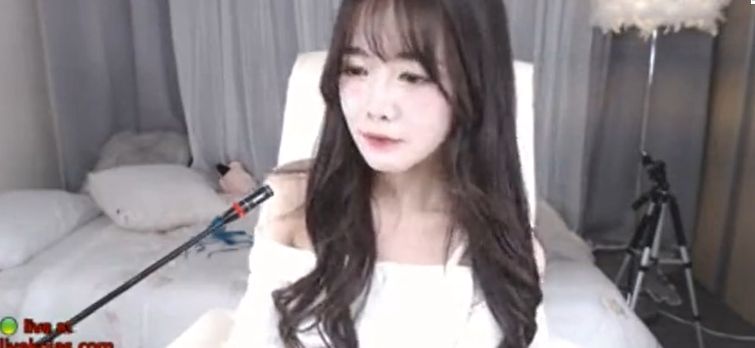 韓国のお姉さんがライブチャットで腰を揺らしてマンスジを見せつける